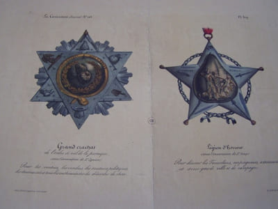Grand crachat de l’ordre si vil de la perruque. (sous l’invocation de St Ignace) Pour les ventrus, les vendus, les sauteurs politiques, les charivarisés et tous les enthousiastes du désordre de chose. Légion d’horreur. (sous l’invocation de St. Loup)... Lithographie originale en couleur sur Velin blanc.