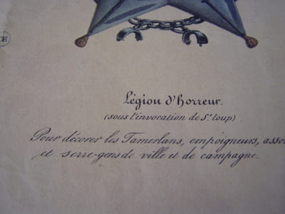 Grand crachat de l’ordre si vil de la perruque. (sous l’invocation de St Ignace) Pour les ventrus, les vendus, les sauteurs politiques, les charivarisés et tous les enthousiastes du désordre de chose. Légion d’horreur. (sous l’invocation de St. Loup)... Lithographie originale en couleur sur Velin blanc.