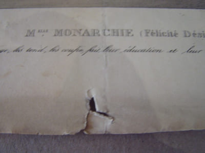 Melle Monarchie (Félicité Désirée) tient les hommes en sevrage, les tond, les coupe, fait leur éducation et leur bonheur, le tout à bon marché - Lithographie originale en couleur sur Velin blanc.