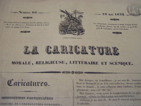 Enigme. Plusieurs têtes de fous dans un bonnet de coton blanc formant la poire……….devinez ! c’est le juste-milieu.Lithographie originale en noir sur ...