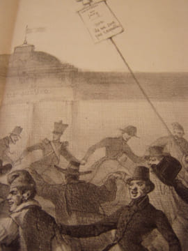 Le père si tendre avait promis (bis) / De fair’ égorger nos amis (bis) / Mais son coup a manqué / Grâce à nos bons jurés. / Dansons la Carmagnole, / ...