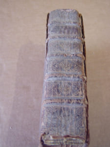 Les Caracteres de Theophraste traduits du grec Avec les Caracteres ou les Moeurs de ce Siecle.9E EDITION REVUE & CORRIGEE.[Suivi du Discours prononcé à l'Académie Française le 15 juin 1693].