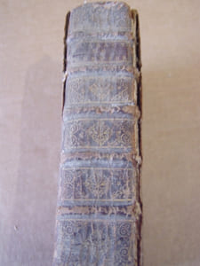 Les Caracteres de Theophraste traduits du grec Avec les Caracteres ou les Moeurs de ce Siecle.9E EDITION REVUE & CORRIGEE.[Suivi du Discours prononcé à l'Académie Française le 15 juin 1693].