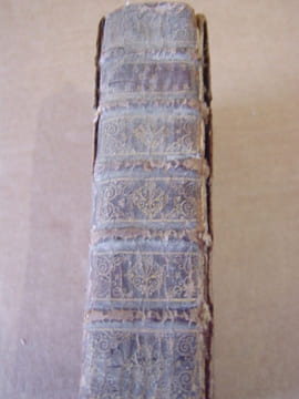 Les Caracteres de Theophraste traduits du grec Avec les Caracteres ou les Moeurs de ce Siecle.9E EDITION REVUE & CORRIGEE.[Suivi du Discours prononcé ...