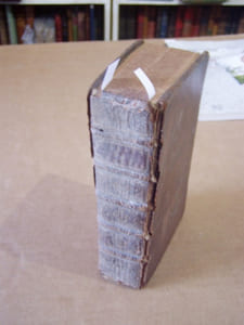 Les Caracteres de Theophraste traduits du grec Avec les Caracteres ou les Moeurs de ce Siecle.9E EDITION REVUE & CORRIGEE.[Suivi du Discours prononcé à l'Académie Française le 15 juin 1693].