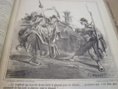 en chine .. Le caporal qui m'a dit de me tirer le plumet avec ce Chinois...je trouve que c'est bien plus commode de lui tirer le cheveu que le plumet !... (Charivari, 1860).lithographie