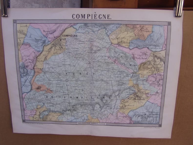 Compi&egrave;gne, carte topographique couleurs sur double page dessin&eacute;e et grav&eacute;es par EHRARD, tir&eacute;e de l'Histoire des environs du nouveau Paris.. LA ...