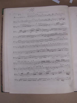 Trois Grandes Simphonies Composees par W: A: Mozart Arrangees pour Deux Violons, Deux Altos, Basse, Contrebasse et Flute La Flute Obligato ou ...