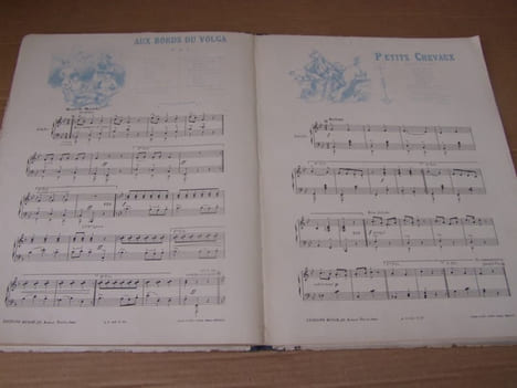 Ce que jouent nos enfants - 12 morceaux amusants et faciles soigneusement doigtés pour le piano comportant aussi une partition supplémentaire avec ...