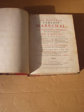 Le nouveau parfait maréchal ou la connoissance générale et universelle du cheval, divisé en sept traités. Avec un dictionnaire des termes de ...