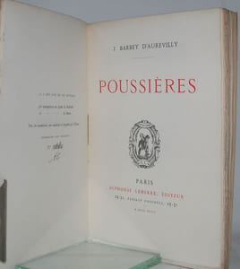 Poussières.
