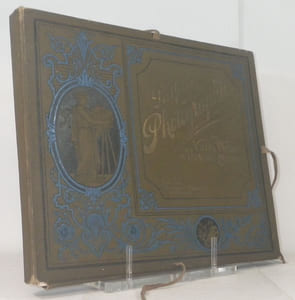 Portfolio de Photographies des villes, paysages et peintures célèbres, rassemblées sous la direction du distingué conférencier et voyageur John L. Stoddard contenant une collection rare et choisie des vues photographiques de la nature et de l'art du monde entier, reproduisant et décrivant les trésors les plus remarquables de l'Europe, de l'Asie, de l'Afrique, de l'Amérique du Nord et de l'Amérique du Sud, de l'Ancien et du Nouveau Monde.