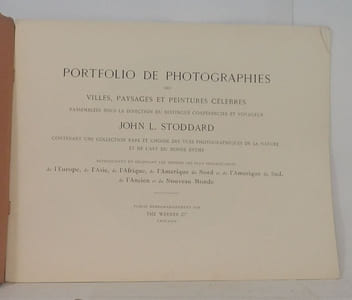 Portfolio de Photographies des villes, paysages et peintures célèbres, rassemblées sous la direction du distingué conférencier et voyageur John L. Stoddard contenant une collection rare et choisie des vues photographiques de la nature et de l'art du monde entier, reproduisant et décrivant les trésors les plus remarquables de l'Europe, de l'Asie, de l'Afrique, de l'Amérique du Nord et de l'Amérique du Sud, de l'Ancien et du Nouveau Monde.