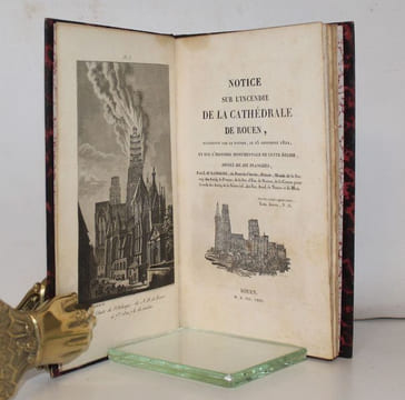 Notice sur l'incendie de la Cathédrale de Rouen, occasionné par la foudre, le 15 septembre 1822, et sur l'histoire monumentale de cette église, orné ...