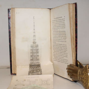 Notice sur l'incendie de la Cathédrale de Rouen, occasionné par la foudre, le 15 septembre 1822, et sur l'histoire monumentale de cette église, orné ...