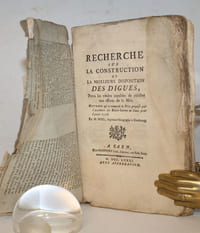 Recherche sur la construction et la meilleure disposition des digues, pour les rendre capables de résister aux efforts de la mer. Ouvrage qui a remporté le prix proposé par l'Académie des Belles-Lettres de Caen pour l'année 1778.