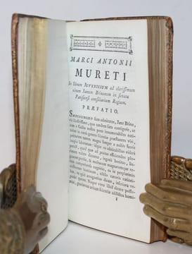 Amoenitates poeticae, sive Theodori Bezae, Marci-Antonii Mureti et Joannis Secundi Juvenilia : Tùm Joannis-Bonefonii Pancharis; Joachim-Bellatii ...
