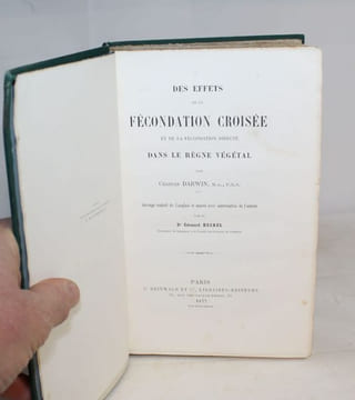 Des effets de la fécondation croisée et de la fécondation directe dans le règne végétal.. DARWIN (Charles).
