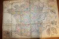 Carte physique, administrative et routière de la France et des pays limitrophes indiquant les rivières navigables, les canaux, les routes nationales et départementales, les distances en kilomètres d'après la carte des Postes, les Chemins de fer, le Cours des Bateaux à Vapeur sur l'Océan et la Mer Méditerranée; les Etablissements d'Eaux Minérales...