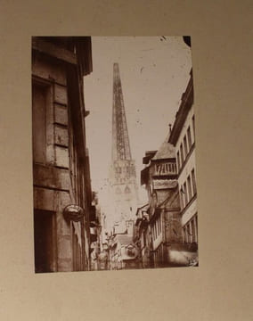 Le clocher de la cathédrale de  Rouen prise depuis la rue du Gros Horloge avant 1876.. [PHOTOGRAPHIE].