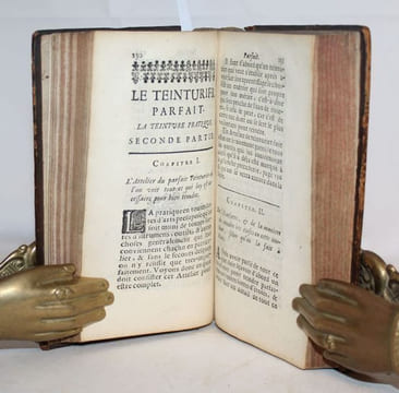 Le Teinturier parfait ou l'art de teindre les soyes, laines, fils, chapeaux, &c. La manière de mettre en couleur les cuirs, l'Yvoire, les Os, le Bois, ...