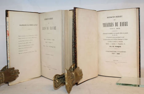 Histoire des rues du Havre. Origines - Faits historiques - Légendes - Anecdotes - Biographies, etc.. Joint: Histoire des théâtres du Havre 1717 à ...