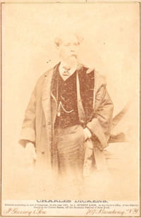 Portrait photographique de Charles Dickens par Jeremiah Gurney & Son de New York, 1867. Épreuve sur papier albuminé contrecollée sur carte de cabinet.