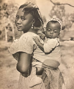 Noir d'ivoire.