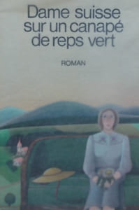 Dame suisse sur un canapé de reps vert.