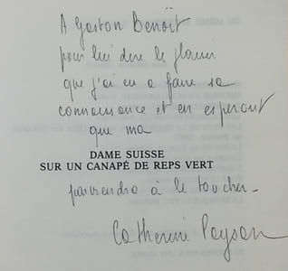 Dame suisse sur un canapé de reps vert.