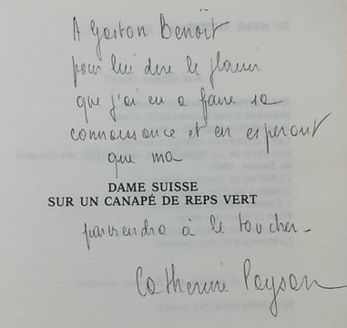 Dame suisse sur un canapé de reps vert.. PAYSAN (Catherine)