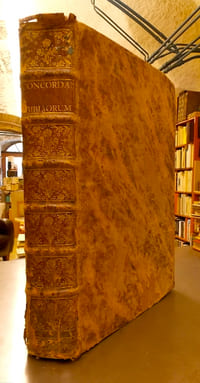 Sacrorum bibliorum concordantiae, Juxta exemplar Vulgatae editionis Sixti V. pontificis maximi Jussu recognitum, et Clementis VIII. authoritate editum. singulari olim studio et industria theologorum Coloniensium emendatae et locupletatae, postea Bambergae saepius impressae, nunc autem novis curis revisae et a multis erroribus expurgatae.