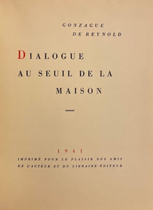 Dialogue au seuil de la maison.