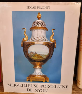 Merveilleuse porcelaine de Nyon. . PELICHET, E