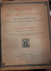 Trésor de l'ART DENTELLIER. Répertoire des dentelles à la main de tous les pays, depuis leur origine jusqu'à nos jours. Préface de M.A. Lefébure. Ouvrage publié sous le patronage de la Chambre Syndicale de la dentelle de Bruxelles.