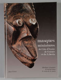 Masques miniatures de Côte d'Ivoire, de Guinée et du Libéria. Quelques grammes de beauté dans le creux de la main.
