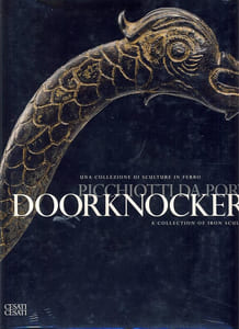 Una collezione di sculture in ferro Picchiottida da porta. Doorknockers. A collection of iron sculptures.