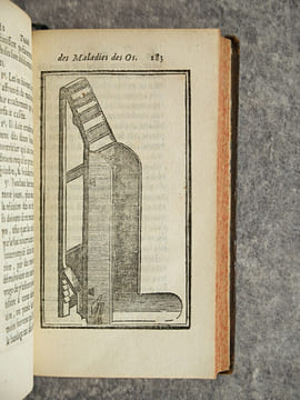 TRAITE DES MALADIES DES OS, DANS LEQUEL ON A REPRESENTE LES APPAREILS ET LES MACHINES QUI CONVIENNENT A LEUR GUERISON, PAR JEN-LOUIS PETIT, DE ...