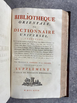 BIBLIOTHEQUE ORIENTALE, OU DICTIONNAIRE UNIVERSEL, CONTENANT GENERALEMENT TOUT CE QUI REGARDE LA CONNOISSANCE DES PEUPLES DE L’ORIENT; LEURS HISTOIRES ...