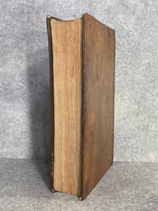BIBLIOTHEQUE ORIENTALE, OU DICTIONNAIRE UNIVERSEL, CONTENANT GENERALEMENT TOUT CE QUI REGARDE LA CONNOISSANCE DES PEUPLES DE L’ORIENT; LEURS HISTOIRES ET TRADITIONS VERITABLES OU FABULEUSES, LEURS RELIGIONS, SECTES ET POLITIQUE, LEURS GOUVERNEMENT, LOIX, COUTUMES, MOEURS, GUERRES, & LES REVOLUTIONS DE LEURS EMPIRES; LEURS SCIENCES ET LEURS ARTS, LEURS THEOLOGIE, MYTHOLOGIE, MAGIE, PHYSIQUE, MORALE, MEDECINE, MATHEMATIQUES, HISTOIRE NATURELLE, CHRONOLOGIE, GEOGRAPHIE, OBSERVATIONS ASTRONOMIQUES, GRAMMAIRE, & RETHORIQUE; LES VIES ET ACTIONS DE TOUS LEURS SAINTS, DOCTEURS, PHILOSOPHES, HISTORIENS, POETES, CAPITAINES, & DE TOUS CEUX QUI SE SONT RENDUS ILLUSTRES PARMI EUX, PAR LEUR VERTU, OU PAR LEUR SAVOIR; DES JUGEMENTS CRITIQUES, ET DES EXTRAITS DE TOUS LEURS OUVRAGES, DE LEURS TRAITES, TRADUCTIONS, COMMENTAIRES, ABREGES, RECUEILS DE FABLES, DE SENTENCES, DE MAXIMES, DE PROVERBES, DE CONTES, DE BONS MOTS, & DE TOUS LEURS LIVRES ECRITS EN ARABE, EN PERSAN, OU EN TURC, SUR TOUTES SORTES DE SCIENCES, D’ARTS & DE PROFESSIONS.