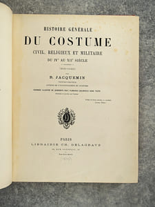 HISTOIRE GENERALE DU COSTUME, CIVIL, RELIGIEUX ET MILITAIRE DU IV° AU XII° SIECLE - OCCIDENT - (315-1100). PAR R. JACQUEMIN PEINTRE-GRAVEUR, AUTEUR DE L’ICONOGRAPHIE DU COSTUME. OUVRAGE ILLUSTRE DE QUARANTE-HUIT PLANCHES COLORIEES HORS TEXTE DESSINEES ET GRAVEES PAR L’AUTEUR. 