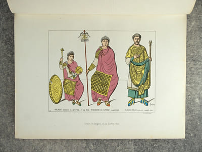 HISTOIRE GENERALE DU COSTUME, CIVIL, RELIGIEUX ET MILITAIRE DU IV° AU XII° SIECLE - OCCIDENT - (315-1100). PAR R. JACQUEMIN PEINTRE-GRAVEUR, AUTEUR DE L’ICONOGRAPHIE DU COSTUME. OUVRAGE ILLUSTRE DE QUARANTE-HUIT PLANCHES COLORIEES HORS TEXTE DESSINEES ET GRAVEES PAR L’AUTEUR. 