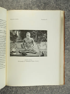 LA RELIGION DJAINA. HISTOIRE, DOCTRINE, CULTE, COUTUMES, INSTITUTIONS. AVEC 25 PLANCHES HORS TEXTE. . GUERINOT ARMAND (1872-1940).