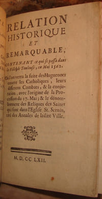 RELATION EXACTE ET CIRCONSTANCIEE DE LA PROCESSION FAITE A TOULOUSE LE 17 MAI 1762. A L'OCCASION DU VOEU SECULAIRE DE LADITE VILLE LORS DE L'EXPULSION DES HUGUENOTS. AVEC LA DESCRIPTION DU FEU D'ARTIFICE TIRE LE MEME JOUR, LES AUTRES REJOUISSANCES, & UN ABREGE HISTORIQUE DE LA MEME VILLE.