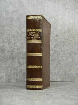 ALMANACH HISTORIQUE DE LA PROVINCE DE LANGUEDOC, NOUVELLE EDITION, ENRICHIE DE VIGNETTES ANALOGUES A CHAQUE CORPS. POUR L’ANNEE BISSEXTILE ...
