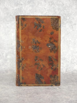 CARACTERES DE THEOPHRASTE, ET PENSSES MORALES DE MENANDRE. TRADUITS PAR M. LEVESQUE. (DE LA "COLLECTION DES MORALISTES ANCIENS, DEDIEE AU ROI").. ...