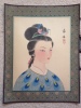 12 peintures sur soie peintes à la main provenant de Chine représentant des portraits de femme à différentes coiffures.. 
