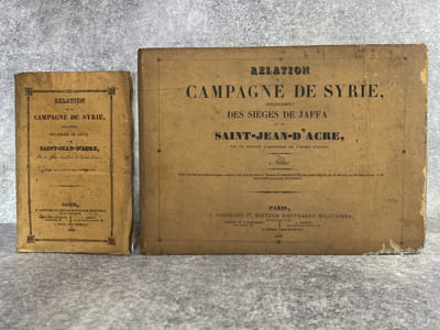RELATION DE LA CAMPAGNE DE SYRIE, SPECIALEMENT DES SIEGES DE JAFFA ET DE SAINT-JEAN-D’ACRE, PAR UN OFFICIER D’ARTILLERIE DE L’ARMEE D’ORIENT (AVEC UN ATLAS COMPOSE DE PLANS, CARTES ET VUES). 