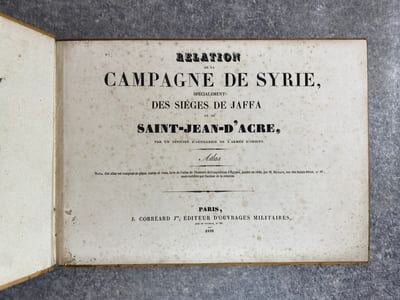 RELATION DE LA CAMPAGNE DE SYRIE, SPECIALEMENT DES SIEGES DE JAFFA ET DE SAINT-JEAN-D’ACRE, PAR UN OFFICIER D’ARTILLERIE DE L’ARMEE D’ORIENT (AVEC UN ATLAS COMPOSE DE PLANS, CARTES ET VUES). 