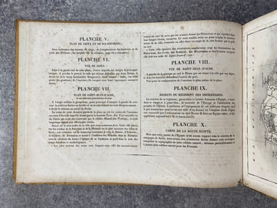 RELATION DE LA CAMPAGNE DE SYRIE, SPECIALEMENT DES SIEGES DE JAFFA ET DE SAINT-JEAN-D’ACRE, PAR UN OFFICIER D’ARTILLERIE DE L’ARMEE D’ORIENT (AVEC UN ATLAS COMPOSE DE PLANS, CARTES ET VUES). 